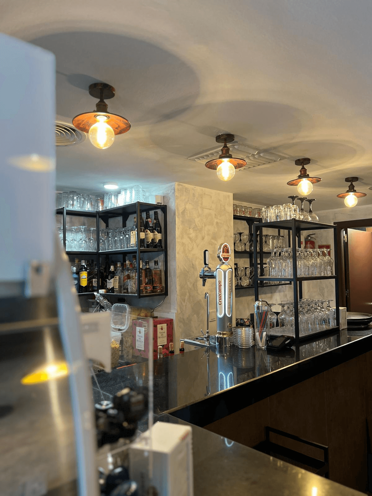 Barra y servicio en Bar El Pozo