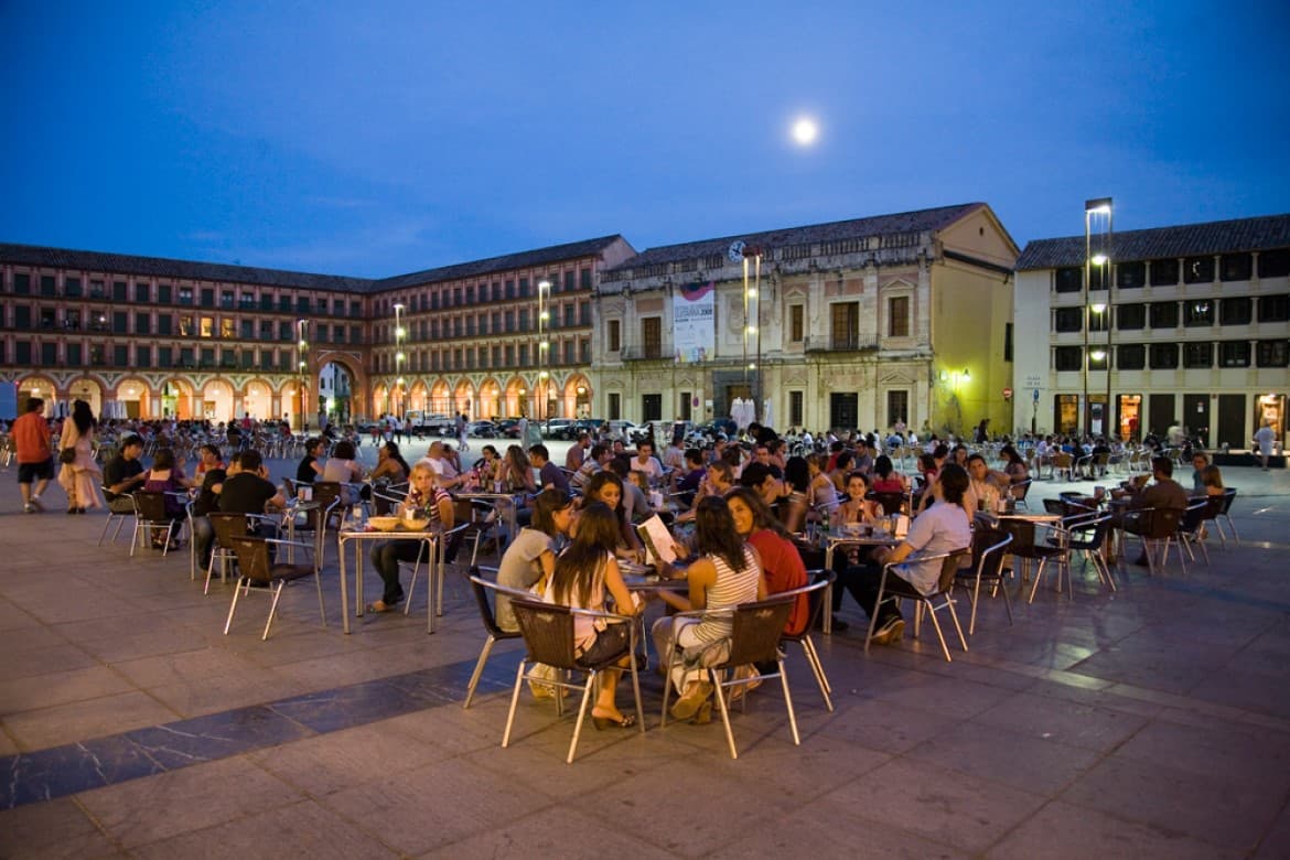 Vista de la Plaza de la Corredera y el entorno del Bar El Pozo en Córdoba